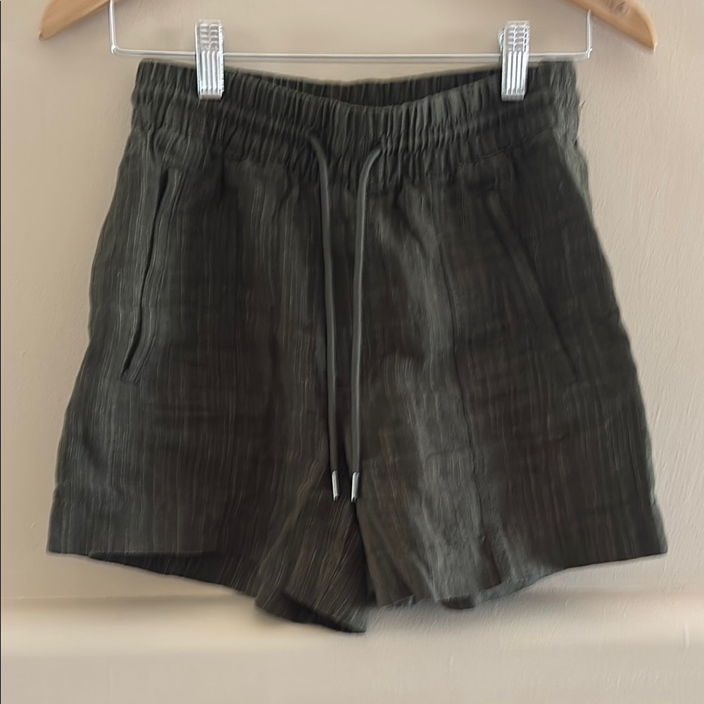 Athleta Retreat 100% Linen Shorts. Dark Olive Green. Zip Front Pockets. New. XXS